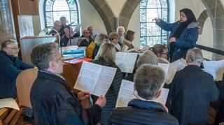 Chorleiterin Tamara Ibragimova dirigiert den katholischen Chor Oftersheim. An der Orgel begleitet Alexander Leventhal (l.).