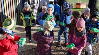 Die Kinder sind gespannt, was alles in ihren Nestern zu finden ist.