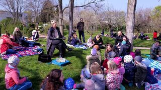 Bianca Riemer-Merkel liest aus Kinderbüchern vor und zieht die Zuhörer in ihren Bann.