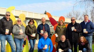 Karlheinz und Ulla Mack (v. l.), Antje Fischer-Daniel, Patrick Stypa, Markus Fuchs, Bärbel Hesping, Thorsten Völlmer, Fritz Rösch sowie Dagmar und Christian Kramberg versteckten im Gartenschaupark CDU-Osterüberraschungen.