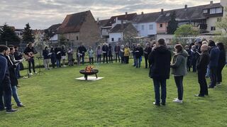 Rund um das Osterfeuer haben sich die Mitglieder der Evangelischen Gemeinschaft an diesem Morgen versammelt.