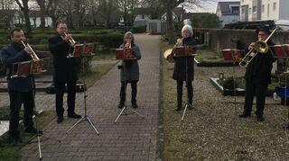 Der evangelische Posaunenchor eröffnet die Auferstehungsfeier traditionsgemäß auf dem Ketscher Friedhof.