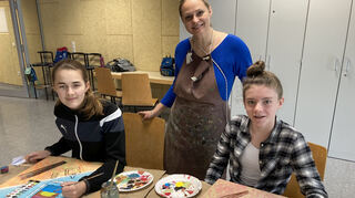 Die jungen Künstlerinnen Liz (l.) und Fine sorgen unter Anleitung von Nina Kruser (Mitte)  der Jugendkunstschule für jede Menge Farbe auf den Malgründen.