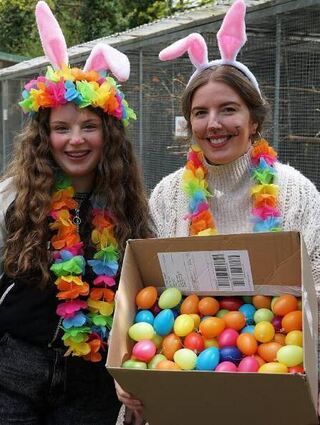 Alexandra Ulrich und ihre Tochter Sonja-Kristin spielen „Osterhasi“.
