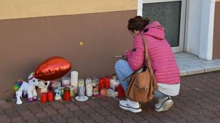 Die Anteilnahme aus der Bevölkerung ist groß. Immer wieder kommen am Ostermontag Menschen vorbei und stellen Kerzen vor der Haustür auf oder gedenken mit Plüschtieren der getöteten Kinder.