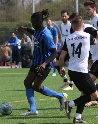 Brühls Alagie Camara hängt beim 6:0-Erfolg die Hockenheimer ab.