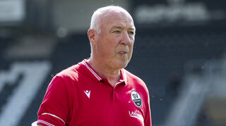 Sandhausens Trainer Gerhard Kleppinger steht vor dem Spiel (SV Sandhausen - 1. FC Heidenheimim) im Stadion. Gerhard Kleppinger betreut den SV Sandhausen bis Saisonende.