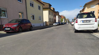 Hier sind die Arbeiten bereits abgeschlossen und der Asphalt ist schon erneuert. Allerdings ist die Straße aus Richtung Schwetzingen kommend lediglich bis zur Baustelle und nur für Anlieger frei.
