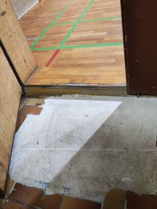 Lose Bodenfliesen wurden entfernt und das Ganze notdürftig repariert.
