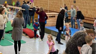 Während des Bewegungsnachmittags in der HSV-Halle herrscht reger Betrieb. Mehr als 90 Kinder toben sich dabei nach Herzens-lust an den Geräten aus.