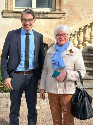 Dr. Andre Baumann und Marie Viroux vor dem Rathaus in Lunéville.