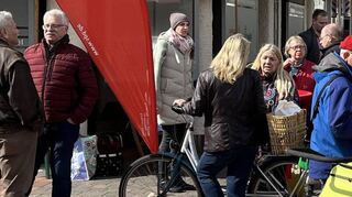 Viele Gäste kommen zum neuen Infostand der SPD in der Karlsruher Straße und freuen sich über gute Gespräche sowie die traditionell rot bemalten Ostereier.