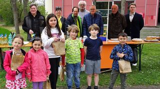 Wolfram Gothe (v. l.), Bianca Mückenmüller, Kenneth Gund, Gerald Hock, Hans Faulhaber, Winfried Geier und Florian Deutsch versorgen die Kinder im Steffi-Graf-Park mit Ostertüten. Für die Eltern gibt es Kaffee und Kuchen.