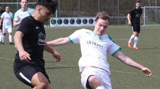 Philipp Schol (r.) im Kampf um den Ball. Mit der SG Oftersheim II kontert der spielende Co-Trainer ein 0:2 mit sieben Toren in Folge.