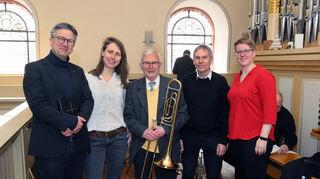 Die Pfarrer Steffen Groß (l.) und Dr. Franziska Beetschen (r.) würdigen mit Christine Gäbel (2. v. l.) und Detlev Helmer (2. v. r.) Fritz Hassler (M. mit Posaune).