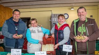 Martin Koppert (v. l.) ,Gabi Koppert, Camelia Pitu und Gerd Koppert haben sichtlich gute Laune. Grund dafür gibt es genug, denn die Spargelsaison in Oftersheim läuft an.