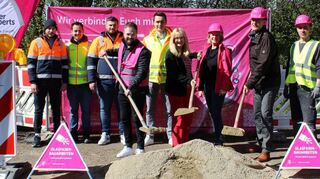 Rijad Kijanet (v. l., Firma Libra), Spiros Stergios (Baukoordinator bei Fiber Experts) und Emil Brcvak (Libra), Victor Baerbach (Fibernet Experts), Ruben Dittrich (Telekom), Bürgermeisterin Patricia Rebmann, Bonny Ottinger, Joachim Otto (beide Telekom) und Andrei Ursu geben mit dem Spatenstich den Startschuss für den Glasfaserausbau in Eppelheim.