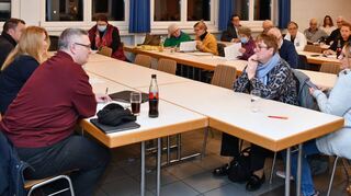 Thomas Hübler, Bürgermeisterin Patricia Rebmann und Christoph Horsch (v. r.) beraten mit den Vereinsvertretern über einen „Ehrenamtsabend“.