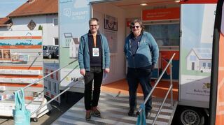 Expertenwissen für Hauseigentümer: Die Energieberater Hartmut Flotmann (l.) aus Heidelberg und Jean-Paul Fix aus Ketsch vor dem Sanierungsmobil der Landesaktion „Zukunft Altbau“ auf dem Festplatz.