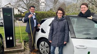 Bürgermeister Weisbrod (v. l.) und Bauamtsleiterin Ramona Drexler freuen sich gemeinsam mit Projektmanagerin Ellen Schuler über den Start des E-Carsharing-Angebots.