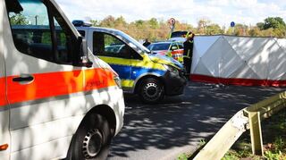 Die Sanitäter kümmern sich um die Frau hinter einer Sichtschutzwand. Der Polizeiwagen hatte sie ungebremst mit Tempo 55 erfasst.