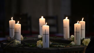 Die Hockenheimer Kirchengemeinde ehren die beiden Opfer des Familiendramas mit einem Gedenkgottesdienst.