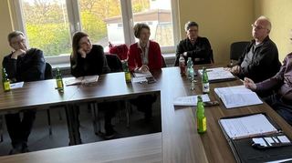 Bürgermeister Timo Wangler (2. v. r.) im Gespräch mit den Vertretern der Ketscher Vereine.