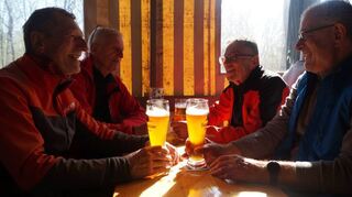 Des Pedaleurs Liebling nach dem Radeln: Ein kleines Hopfen-und-Malz-Getränk gibt es hier im ASV Fischerhaus Rheinhausen.