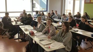 Mit Fleiß und Eifer bereiten sich die Zehntklässler in den Osterferien in einem freiwilligen Crashkurs auf die Matheprüfungen vor. Lehrer Bastian Köhler ist vom Engagement begeistert.