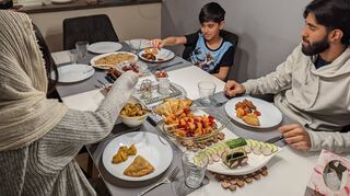 Familie Bhatti aus Oftersheim bricht das Fasten mit ummantelten Datteln und weiteren Gerichten. Dieses Ritual während Ramadan wird als „Iftari“ bezeichnet.