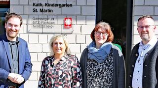 CDU-Landtagsabgeordneter Andreas Sturm, Kindergartenleiterin Barbara Oelschläger, Kindergartengeschäftsführerin Sabine Malzacher und Dekan Uwe Lüttinger, Leitender Pfarrer der Seelsorgeeinheit Schwetzingen, sprechen gemeinsam über den katholischen Kindergarten und aktuelle Herausforderungen.