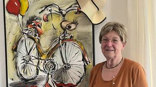 Ingrid Müller vor einem ihr lieb gewordenen Bild in ihrem Büro. Mit 76 ist sie noch lange kein „alter (Draht)-Esel“.