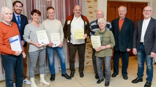 Roland Söhner (v. l.), Blasmusikverbandsvorsitzender Andreas Sturm, Gabi und Karl-heinz Ehehalt, Klaus Kurzenhäuser, Werner und Renate Weihert, Vorsitzender Richard Hartmann sowie Karlheinz Askani.