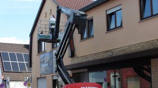 Bevor der Bagger zum Einsatz kommt, werden die schadstoffbelasteten Bausubstan-zen fachgerecht entsorgt.