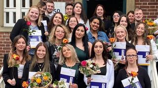 Die Absolventinnen und Absolventen des ersten Generalisten-Jahrgangs mit ihren Blumen und Urkunden: Sie werden künftig Menschen pflegen.