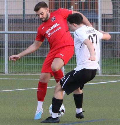 Beim 2:3 zieht Robert Karch (r.) mit der TSG Eintracht Plankstadt zu Hause gegen Ilvesheim den Kürzeren.