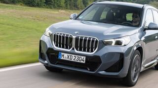 Die „Niere“, der Kühlergrill als Markenzeichen von BMW, ist größer und markanter geworden. Der gesamte X1 auch.