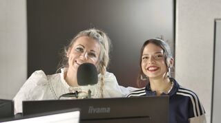 Radiojournalistin Miriam Audrey Hannah (l.) mit Sängerin und Schauspielerin Nina Chuba.