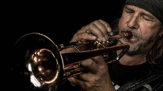 Startrompeter Rüdiger Baldauf (v. l.) bringt Sänger Max Mutzke mit auf die Terrasse des „Theodors“.