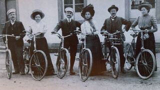 Als dieses Team in den Jahren vor dem Ersten Weltkrieg in Brühl zur Fahrradtour startete, da wurde unterwegs sicher nicht nicht über Klimaschutz und CO-Einsparung nachgedacht.