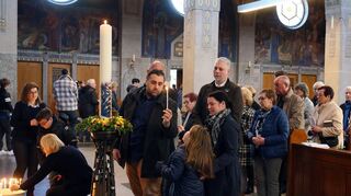 Als Zeichen der persönlichen Anteilnahme konnten die Trauernden eine Kerze an der Osterkerze anzünden und am Altar aufstellen.