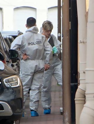 Mit einem Großaufgebot war die Polizei am Ostersonntag vor Ort, untersuchte die Umstände, die zum Tod der beiden Geschwister führten. Wie mittlerweile bekannt gegeben wurde, waren keine äußerlichen Verletzungen zu erkennen, die Ermittlung der Todesursache wird sich noch hinziehen.