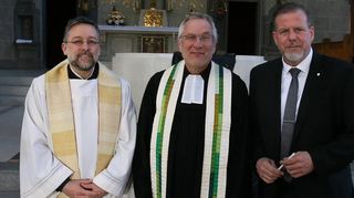 Politische und kirchliche Gemeinde in Trauer vereint: Pfarrer Christian Müller von der katholischen Kirche (v.l.), Pfarrer Michael Dahlinger, evangelische Kirche, und Oberbürgermeister Marcus Zeitler nehmen Abschied.