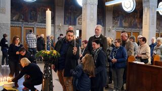 Es war eine stille, würdevolle Gedenkfeier an die beiden Kinder, die am Ostersonntag ihr Leben lassen mussten. Eine Gedenkfeier, bei der ein Ort der Trauer geschaffen wurde, die bewusst keine Antworten auf drängende Fragen nach dem Warum finden wollte. Ein Zeichen des gemeinsamen Trauerns und Gedenkens war das Entzünden einer Kerze. Ein Angebot, von dem die zutiefst betroffenen Bürger reichlich Gebrauch machten.