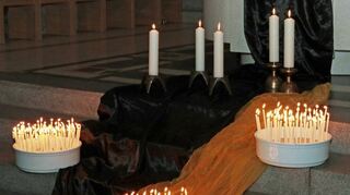 Kerzen dominieren den Gottesdienst. Am Altar brannten fünf Kerzen – für die Kinder, den Vater, die Mutter, und alle Trauernden, die am Ende um die zahlreichen Kerzen der Bürger erweitert wurden. Lichter der Trauer.