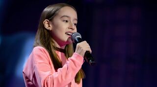 Lara bei den "Blind Auditions" von "The Voice Kids": Sie singt "Hey, Soul Sister" von Train und kommt damit weiter.
