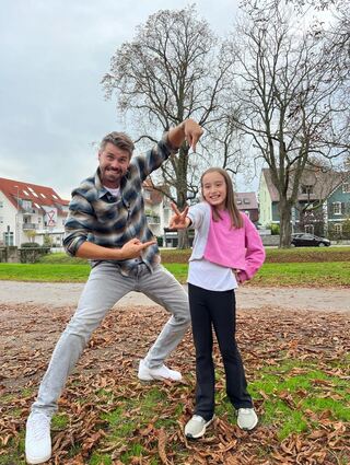 Moderator Thore Schölermann ist nach Schwetzingen gekommen, um Lara mit der Nachricht zu überraschen, dass sie bei "The Voice Kids" auftritt.