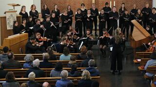 In der Oftersheimer Christuskirche tritt das Chorprojekt „Cantare“ auf. Innerhalb von lediglich zehn Tagen haben die jungen Sänger und Musiker ein besonders abwechslungsreiches Konzert einstudiert, das ihre Klasse eindrucksvoll unter Beweis stellt.
