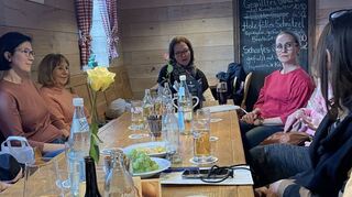 Gemeinsamer Austausch und konkrete Ideen: Bei der engagierten Arbeitsgruppe gehen die Teilnehmerinnen unterschiedlichste Themen an.