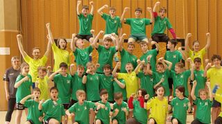 38 Kinder und Jugendliche haben während des Handballcamps in Plankstadt jede Menge an der gemeinsamen Bewegung. Absoluter Höhepunkt ist der Besuch von Profi-spielerin Saskia Fackel (l.), die bereits für die Ketscher Bären auflief und jetzt in Mainz spielt.